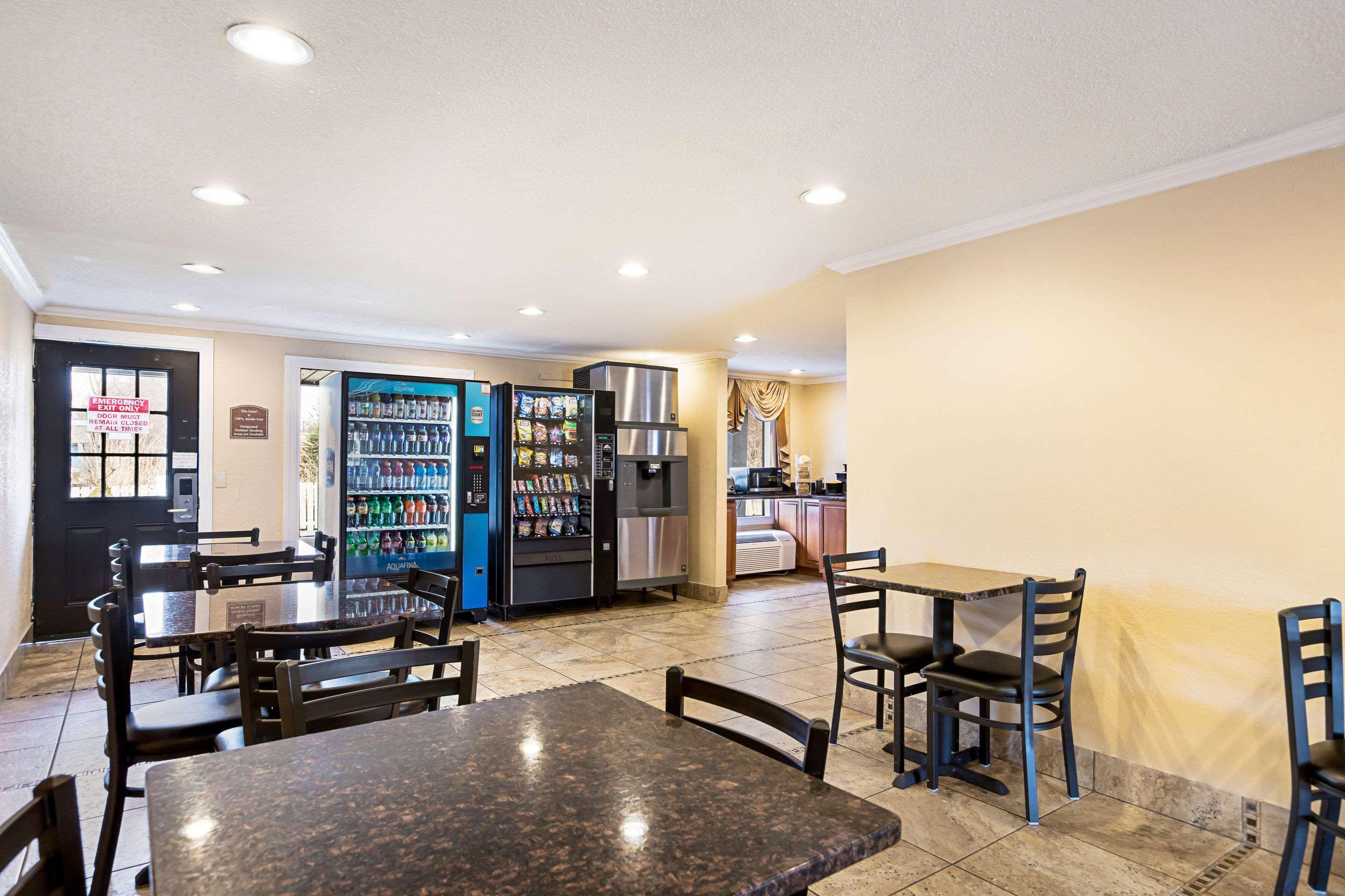 Rodeway Inn Metro Airport Ромулус Экстерьер фото